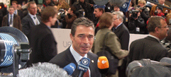Anders Fogh Rasmussen ankommer