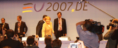 En optimistisk Angela Merkel ankommer til aftenens pressekonference