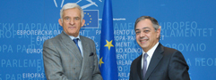 Europa-Parlamentets formand Jerzy Buzek (tv) og Revisionsrettens formand Vitor Caldeira ved præsentationen