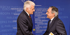 Europa-Parlamentets formand Jerzy Buzek (tv) og Revisionsrettens formand Vitor Caldeira ved præsentationen 